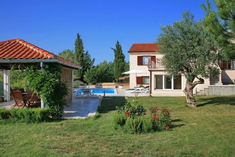 Villa Rosy cerca de Rovinj es una casa de vacaciones con piscina en Istria, alejada de las multitudes, rodeada de naturaleza y con vistas al mar.