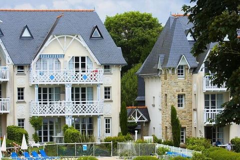 De residentie Cap Glénan, gelegen in het zuiden van Bretagne, in Finistère, op 17 km van Quimper, op 87 km van Brest, verwelkomt u comfortabel in een licht appartement met heldere kleuren. Uw huuraccommodatie in Bénodet heeft een keuken die uitkomt o...