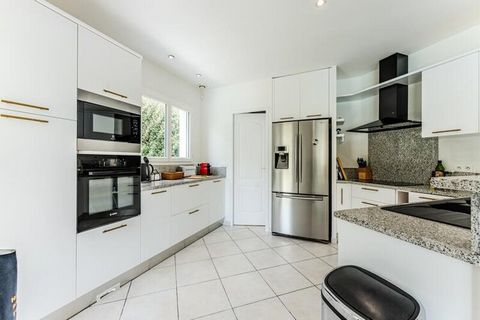 Verblijf in deze prachtige, ruime villa net buiten de stad. La Teste-de-Buch, vlakbij de Pilat-duin. Deze 180 m² is geschikt voor maximaal 10 personen, ideaal voor uw volgende vakantie. Ontdek deze grote, lichte en comfortabele villa in het hart van ...