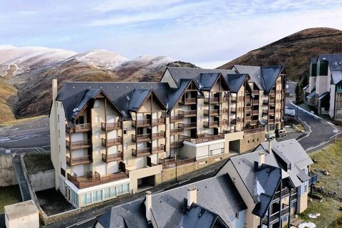 Schitterend appartement voor 6 personen in de residentie Les Hauts de Peyragudes -Keuken open naar de woonkamer (2 bedden op de bank) -Woonkamer met balkon (uitzicht op de bergen) -Badkamer -Aparte toiletten -1 slaapkamer met 140 bedden -1 hut met 2 ...