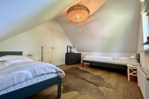 Relájese en esta encantadora casa de vacaciones ubicada en el tranquilo Villapark Anzelhoef, Sint Maartenszee. Renovada en 2023, la propiedad tiene capacidad para 5 huéspedes y ofrece una sala de estar decorada con buen gusto con un cómodo sofá de es...