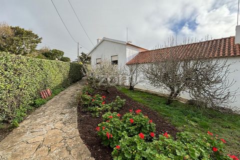 Identificação do imóvel: ZMPT572924 Ontdek deze charmante vrijstaande villa met bijgebouw en zolder voor een totale verbouwing. De woning heeft een groot hoekperceel van 1000 vierkante meter met uitzicht op twee straten, gelegen aan de hoofdstraat va...