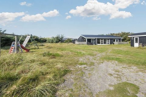 Casa vacanze con ampio e appartato solarium da cui si ha una vista sulle dune e si sente il rumore del mare del Nord. C'è anche una terrazza parzialmente coperta e una terrazza più piccola dove godersi il sole mattutino. La casa si trova a ca. A 100 ...