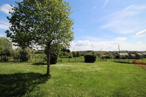 Das völlig unabhängige Bauernhaus liegt ruhig im Grünen ohne Aussichtspunkte. schrauben. Die Gîte nimmt den zentralen Teil des Bauernhauses ein und öffnet sich auf ein umzäuntes Grundstück mit einer angenehm schattigen Pergola. Der ursprünglich aus d...