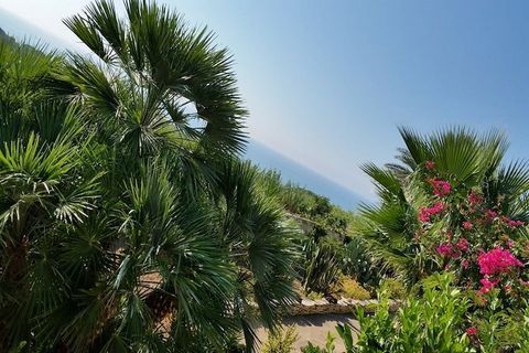 Auf einem großen Gartenareal, nur 200 m vom Meer entfernt, liegt diese kleine Anlage am Rande eines Naturschutzgebietes und bietet einen einmaligen Panoramablick über das Tal des Flusses Belice. Der Sandstrand ist über einen kurzen Weg durch einen Pi...