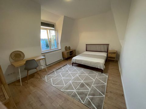 Description For rent is a furnished room in a co-living flat for temporary living. The flat has only two rooms and both are separated by a long corridor (17 and 19 square metres rooms). Only the kitchen and the bathroom are shared. The flat is a reno...