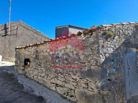 Typisches Lagerhaus mit 48 m2, gelegen in der Stadt Reguengo Grande, in der Nähe von Dienstleistungen und Geschäften. Mit widerstandsfähigen Steinmauern, Möglichkeit, das erste Stockwerk mit freiem Blick über das Reguengo Grande-Tal auszubauen. Für w...