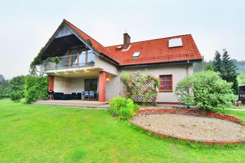 Het rustige dorpje Święcianowo, 10 km van een grotere stad (Sławno), 5 km van het meer (Ostrowieckie-meer), waar u strand- en wateruitrusting kunt huren. De reis naar de kust bedraagt slechts 25 km. De directe omgeving van het huis bestaat uit weilan...