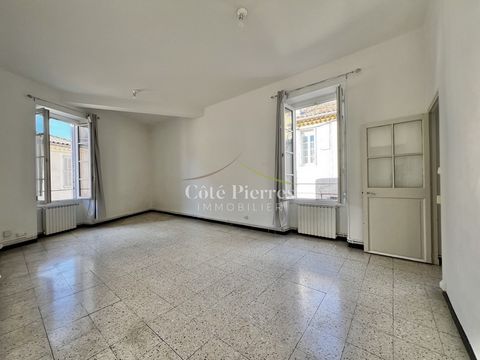 Appartement T4 situé au 1er étage d'une petite copropriété, il comprend, entrée, salon, cuisine séparée, 3 chambres et 1 Sde. en annexe un petit garage ( pour petite voiture, moto ou scooter). Cet appartement est traversant et lumineux situé à 2 pas ...