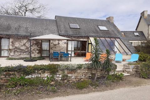 Hübsches Ferienhaus mit großzügig angelegtem Terrassenbereich in bevorzugter Südlage. Über die großen schrägen Fenster des hellen Wintergartens dringt viel Sonne in den weitläufigen Wohnbereich. Abends verleiht ein schönes Kaminfeuer auch in der Nebe...