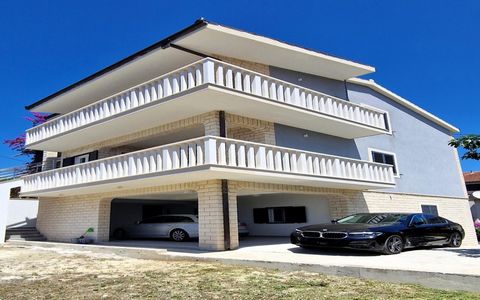 Podstrana - Grljevac: Luxuriöse Doppelhaushälfte mit wunderschönem Blick auf das Meer! Wir präsentieren Ihnen ein luxuriöses Doppelhaus in einem ruhigen Teil von Podstrana, im Dorf Grljevac, mit einem bezaubernden Panoramablick auf das Meer. Dieses H...