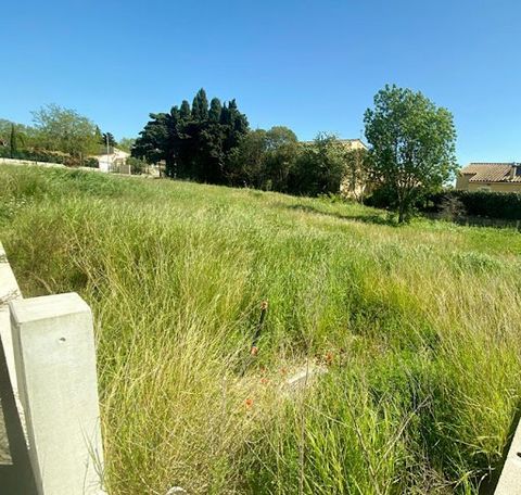 Nous sommes enchantés de vous présenter ce terrain constructible de 500 m², idéalement situé dans un secteur résidentiel très calme de Salon-de-Provence. Ce terrain, entièrement viabilisé, offre une belle opportunité de construire la maison de vos rê...