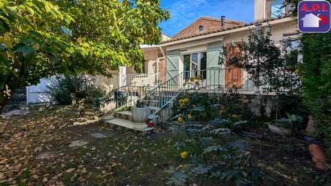 HOUSE WITH UNIQUE GARDEN! In the heart of the village, within walking distance of all amenities, come and discover this chic and charming village house. With its entrance via a hidden alley, you will be seduced by its 85m² of living space, its south-...