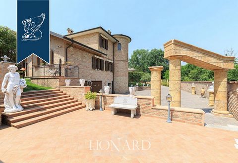 In provincia di Pavia, immersa nel verde con vista panoramica sul paesaggio circostante, questa dimora di lusso è in vendita. Circondata da un giardino di 900 mq, al cui interno è inserita una favolosa piscina, la residenza vanta una superficie di 40...