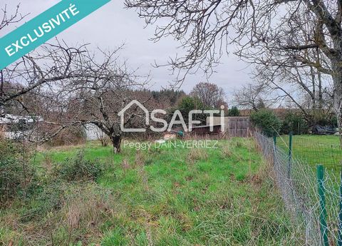 Come and discover a building plot of 1017 m² fenced in a quiet village, close to bakery shops, hairdressers, schools and grocery store 10 minutes from Rochefoucauld and RN10, 10 minutes from Montbron, colleges, schools and shops. On the land there is...