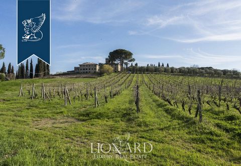 Immersa tra le colline della campagna toscana, nei pressi di Empoli, si trova attualmente in vendita questa storica proprietà situata in posizione panoramica. Il complesso si compone di più volumi risalenti intorno all'800. La villa, con una sup...