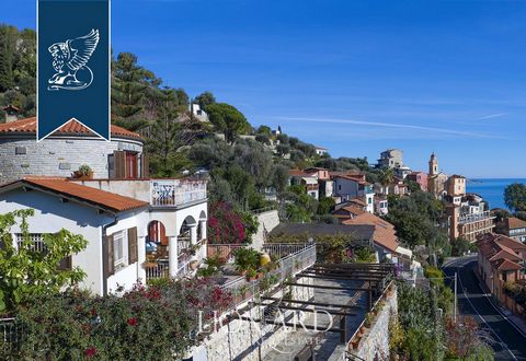 A Ventimiglia, a meno di un chilometro dal confine francese e con una splendida vista sul Mar Ligure, è in vendita questa bellissima villa di lusso immersa in un parco di 1.000 mq, con meravigliose piante tropicali e possibilità di realizzare una pis...