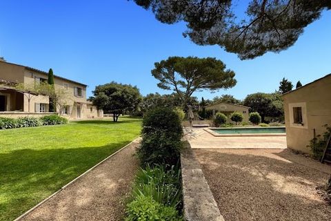 À quelques minutes du centre de Nîmes et à 3 heures seulement de Paris en TGV, dans un endroit calme et préservé, superbe propriété de charme avec une vue magnifique. L'accès à la maison principale se fait par une entrée discrète longeant une olivera...