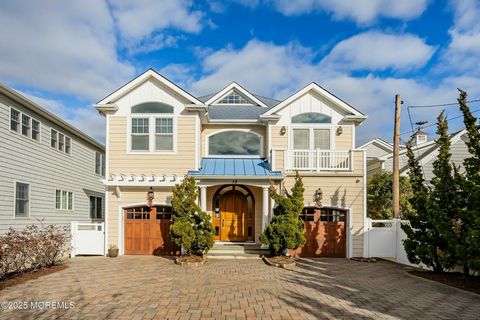 Zomer 2025 ! Welkom bij uw droomverhuur op het strand van Manasquan! Deze woning biedt het beste van twee werelden! 5 minuten lopen naar het strand en breng vervolgens uw zomeravonden door met dineren op het extra grote terras met uitzicht op het wat...