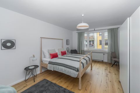 This beautiful and high-quality furnished apartment is on the 3rd floor and is located in a quiet and central location in the media harbor. The west-facing balcony to the backyard offers a nice spot in the sun in the early evening hours. The kitchen ...