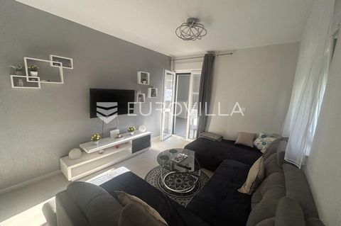 Zadar, Borik, one-room apartment on the ground floor of a residential building, NKP 69 m2. The apartment consists of an entrance hall, one bedroom, bathroom, kitchen, dining room and living room, and a covered terrace of 6.90 m2. The total closed are...