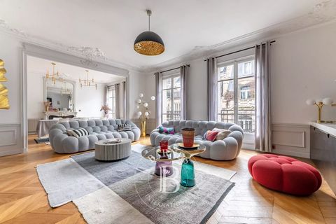 Exclusivité - Appartement familial d'une superficie d'environ 182 m² situé au 5ème étage avec balcon filant d'un immeuble haussmannien avec gardienne. Seul à l'étage, cet appartement climatisé et traversant, comprend : une entrée, un double séjour, u...