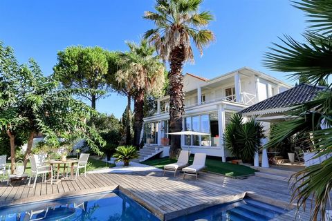 Discover this atypical residence that embodies the elegance of the Caribbean colonial style, nestled in the heart of a landscaped garden of 1500 m², and located in the heart of Montpellier out of sight. A true invitation to relax and escape, this pro...