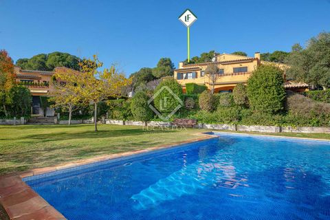 5-bedroom townhouse located in the exclusive community of La Pastora, in Llafranc. This property stands out for its private garden and access to a large communal area with swimming pool, ideal for enjoying the Mediterranean climate. Located just a fe...