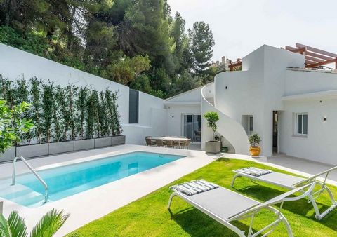 Fantastic detached villa for sale in the centre of Marbella, 5mn walk from the old town. The plot has 690m2 of land, 200 m2 built and 140 m2 of terraces. It is completely refurbished and tastefully decorated with quality furniture (Roche Bobois). The...