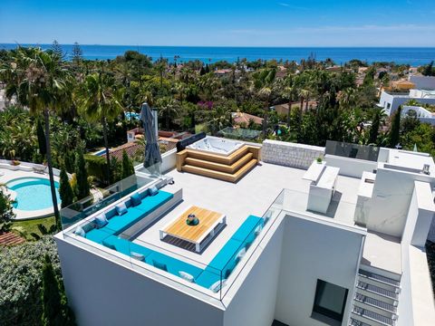 Diese zeitgenössische Villa im prestigeträchtigen Viertel Marbesa in Marbella Ost wurde von dem weltberühmten Architekten Carlos Lamas entworfen und bei den European Property Awards 2016-2017 ausgezeichnet. Nur wenige Schritte von den unberührten Str...