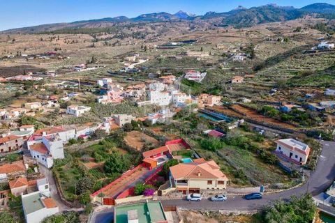 Wonderful detached villa for sale in Taucho area, urban land, bright with sea and mountain views, the property has three independent living areas to the house. On the ground floor of the house there is a studio with brand new kitchen (146 m2 ground f...