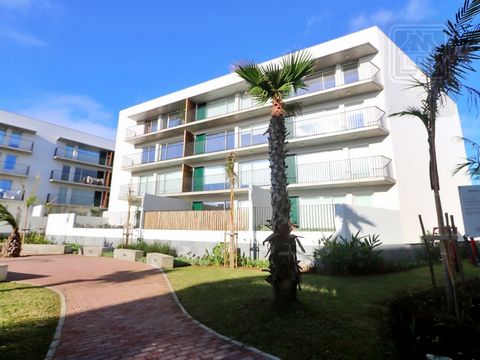 Exclusive 2 bedroom flat in the Coliseu Residences Development - Historic Center of Ponta Delgada. We present this charming 2 bedroom flat, furnished, located on the 2nd floor of a building inserted in a modern gated community, in the heart of the ci...