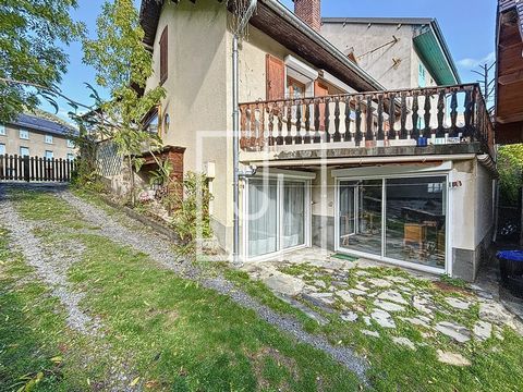 For Sale: Charming terraced house in La Condamine-Châtelard (132 m² living space) Discover this house with undeniable charm, nestled in the heart of La Condamine-Châtelard, surrounded by majestic mountains. With a living area of 132 m² and a floor ar...