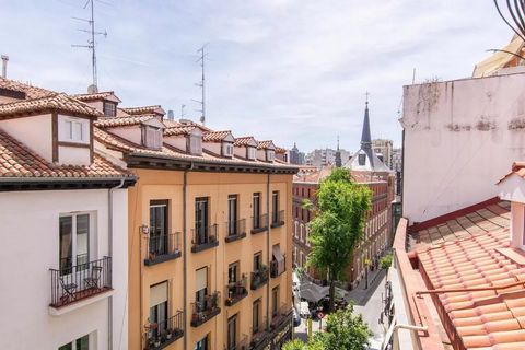 BARNES presenteert een spectaculaire buitenflat in de levendige wijk Malasaña, een van Madrid's meest iconische wijken, beroemd om zijn bohemienachtige sfeer en bruisende culturele leven. Deze flat van 90 m², gelegen op de derde verdieping van een el...