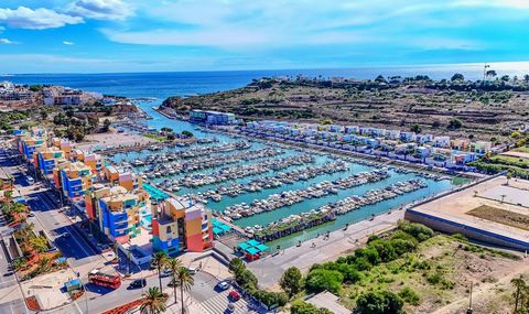 Magnifique T2 penthouse dans la marina d'Albufeira avec des caractéristiques de luxe et de confort, avec une terrasse de 165 mètres carrés. Magnifique penthouse plein de lumière naturelle, situé en privé dans la marina d'Albufeira. Avec des vues pano...