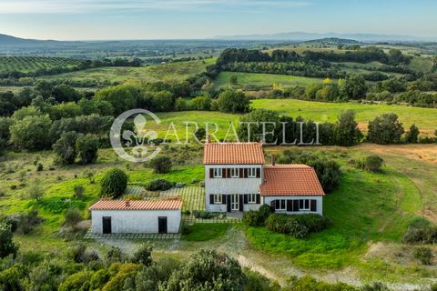 A paradise between nature and design for an authentic and regenerating life. Description: This splendid villa, built according to the principles of green building, stands in a dominant position, offering an enchanting view that sweeps over the countr...