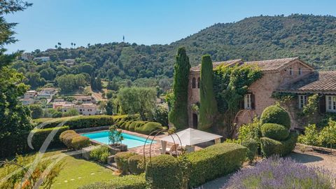 Auribeau sur Siagne, granja de piedra que ofrece todo el encanto de una casa antigua con vistas ininterrumpidas sobre la campiña circundante. Con una superficie de 195 m2, esta bastida cuenta con una sala de estar con chimenea, un comedor y una cocin...