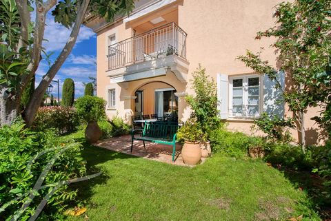 Dieses Haus im Herzen von Saint-Tropez befindet sich in einer sehr gefragten Residenz und ist in zwei Wohnungen mit separaten Eingängen aufgeteilt. Die erste Wohnung befindet sich im Erdgeschoss und besteht aus einem geräumigen Wohnzimmer mit Einbauk...