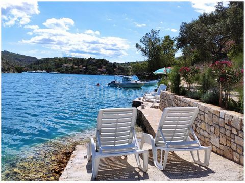 FIRST ROW TO THE SEA, Brač, Bobovišća, detached house of approx. 217 m2 on 3 floors, on land of approx. 580 m2 Right next to the sea, on the western side of the island of Brač. Located on a plot of approx. 503 m2, surrounded by pine forest, olive tre...