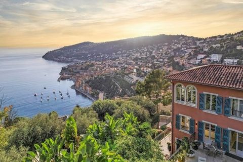 Cette villa magnifiquement rénovée, située sur les collines de Villefranche, offre une vue panoramique spectaculaire sur la baie. Édifiée sur quatre niveaux, la villa comprend un salon au dernier étage avec une vue incroyable sur la mer, un salon et ...