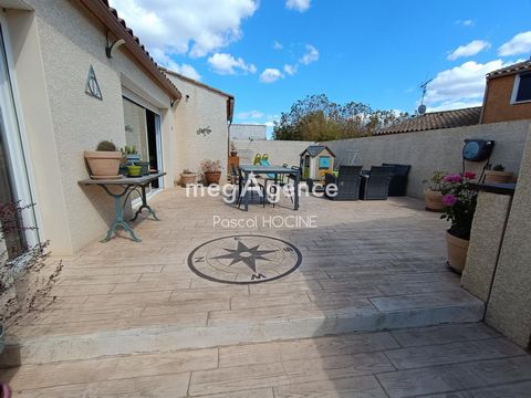 In a charming village (Sallèles d'Aude) with all amenities 13 km from Narbonne, Come and discover this beautiful villa from 2017 on one level, 4 rooms of 90 m2, 3 bedrooms, garage of 30 m2 tiled and insulated with access on the terrace, on a plot of ...