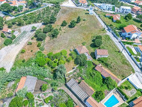 Welkom in deze uitstekende woning gelegen aan de rand van Nadadouro, met de mogelijkheid om meerdere woningen te herbouwen.  Met meer dan 500m2 bebouwing is praktisch de hele oppervlakte van het land, zolang het de omgeving respecteert. Unieke kans, ...