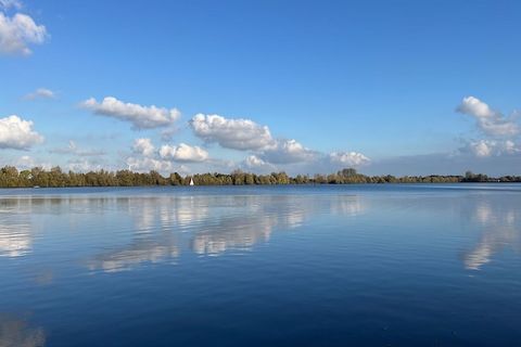 En el Mar del Norte, cerca de Xanten, esta casa flotante goza de una ubicación idílica en medio de un paisaje de lagos verdes. El Mar del Norte y el Mar del Sur son dos lagos interconectados. Alrededor de los lagos encontrará una gran variedad de act...