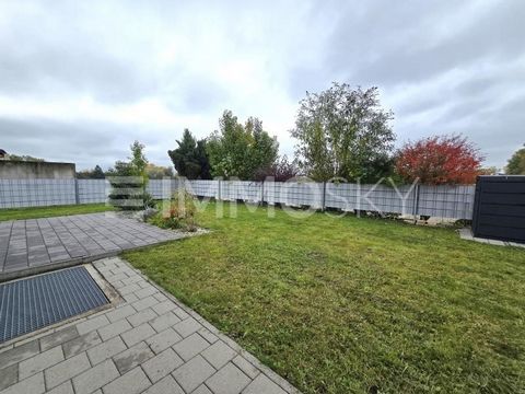 Dit buitengewone huis combineert modern comfort met doordachte functionaliteit en maakt indruk met een verscheidenheid aan hoogwaardige functies. Het hart van de buitenruimte is de liefdevol aangelegde tuin met een overdekt terras, perfect voor gezel...