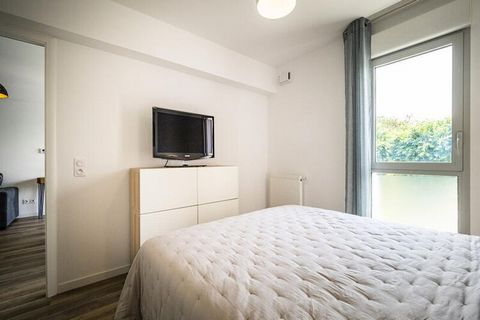 Este moderno apartamento, ubicado en el segundo piso de una nueva residencia de lujo en el corazón de San Juan de Luz, ofrece un refugio cómodo y elegante. Cuenta con un amplio salón con un sofá cama de 140 cm que da a una terraza amueblada de 8 m². ...