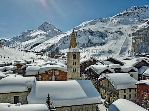 Situé dans un quartier calme de Val d'Isère, ce chalet mitoyen est idéalement placé, skis aux pieds, à proximité des remontées mécaniques. Au rez-de-chaussée, une grande pièce de vie avec cuisine ouverte donnant sur une belle terrasse offrant une vue...