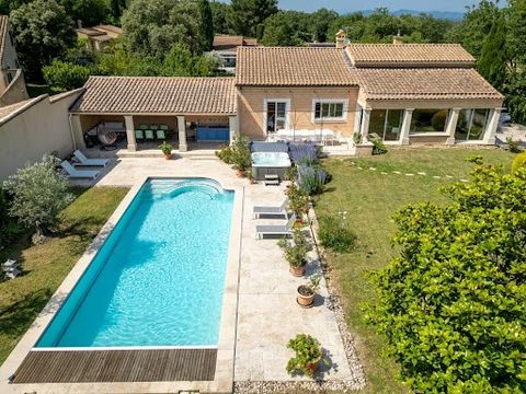 84800- ISLE SUR LA SORGUE- MAISON DE 320 M2- 6 CHAMBRES- VUE- CALME- JARDIN- PISCINE- Efficity, l'agence qui estime votre bien en ligne, vous invite à découvrir cette somptueuse maison de 320 m2 construite sur sa parcelle de 1949 m2, offrant une vue ...