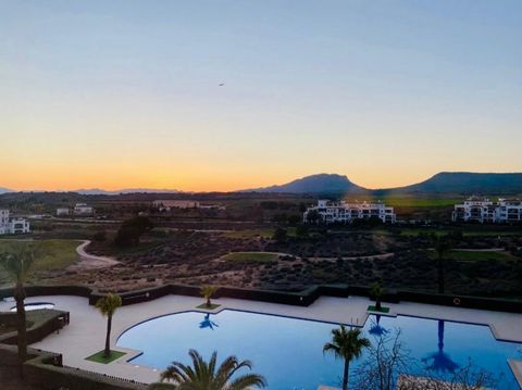 Este excepcional ático de 2 dormitorios y 1 baño ofrece unas vistas panorámicas absolutamente impresionantes del campo de golf, las montañas y la piscina, lo que lo convierte en una propiedad verdaderamente única y deseable. Orientado al suroeste, cu...