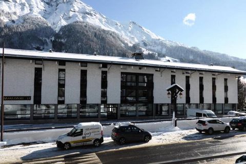 Dit gezellige studio-appartement in Les Contamines-Montjoie is perfect voor een gezin of een kleine groep en biedt een woonoppervlak van 30 m² voor maximaal 4 personen. De studio op de begane grond beschikt over een woonkamer met een slaapbank (140x1...