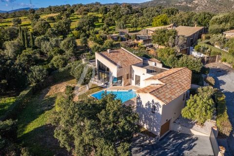 In Valescure, a highly sought-after area of Saint-Raphaël, discover this stunning 153 m² villa nestled in a lush 947 m² setting. Its exceptional location, in close proximity to the golf courses, combines privacy with accessibility. The garden level r...